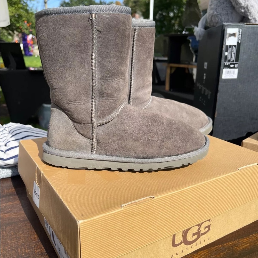 Pre-loved UGG Classic Grey Short Women’s size 6 Genuine Shearling Lined